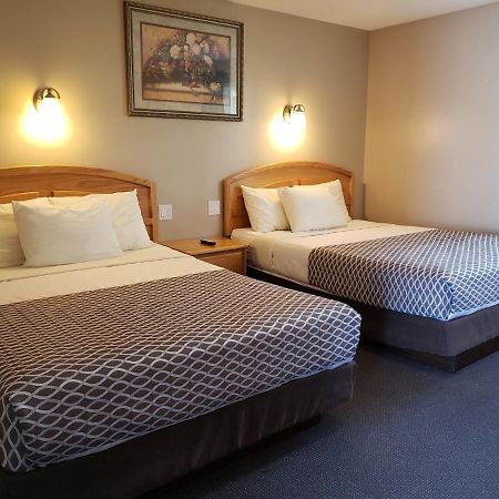 Lamplighter Inn Three Hills Bagian luar foto