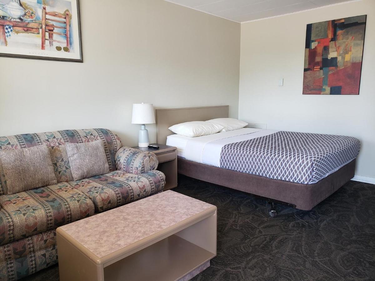 Lamplighter Inn Three Hills Bagian luar foto