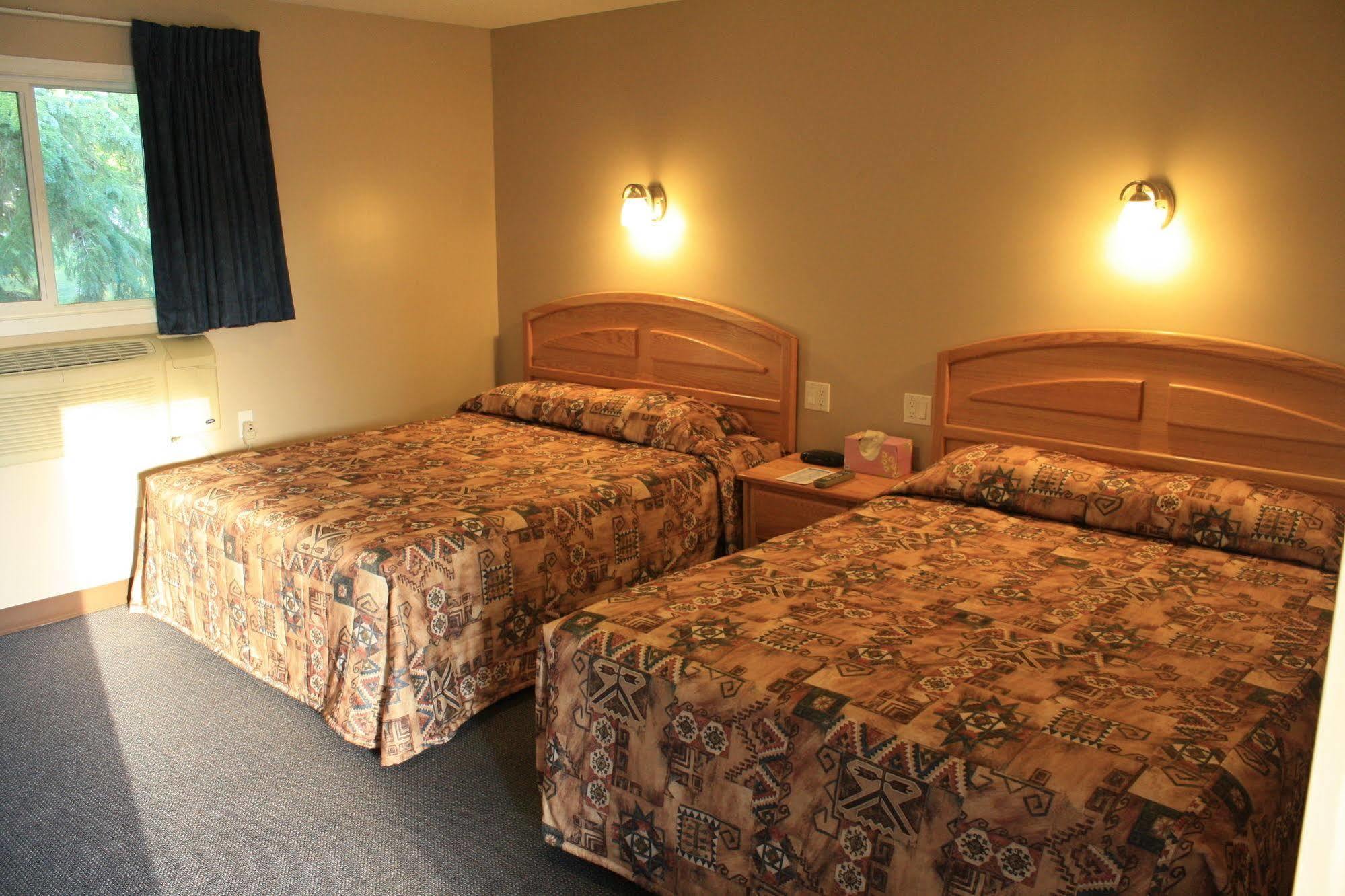 Lamplighter Inn Three Hills Bagian luar foto