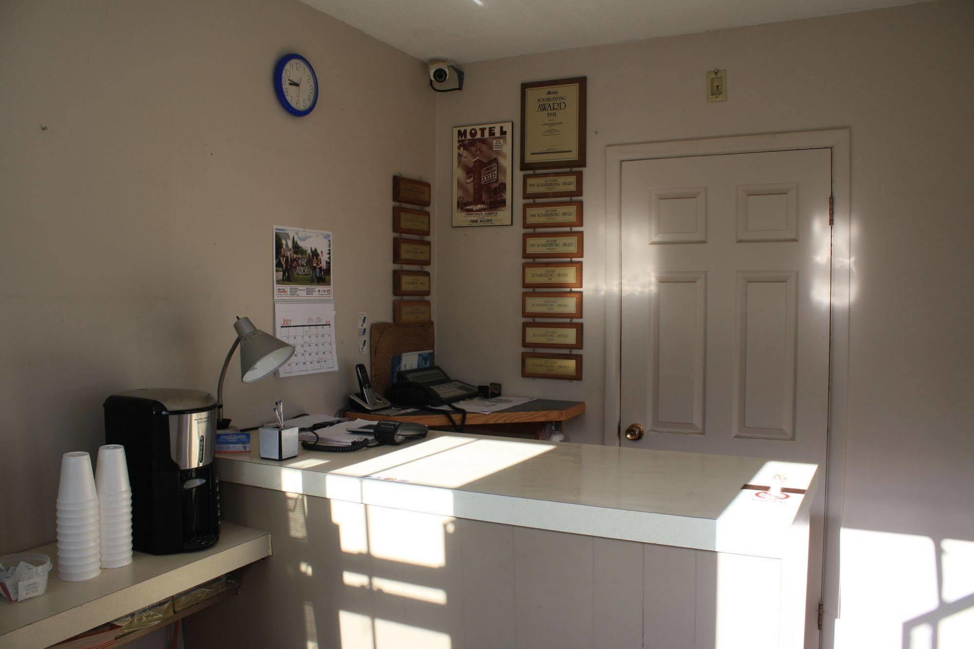 Lamplighter Inn Three Hills Bagian luar foto